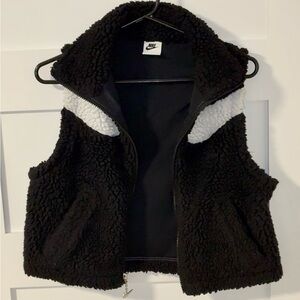 Nike Sportswear Swoosh Women’s Black and White Sherpa Fleece cropped Vest